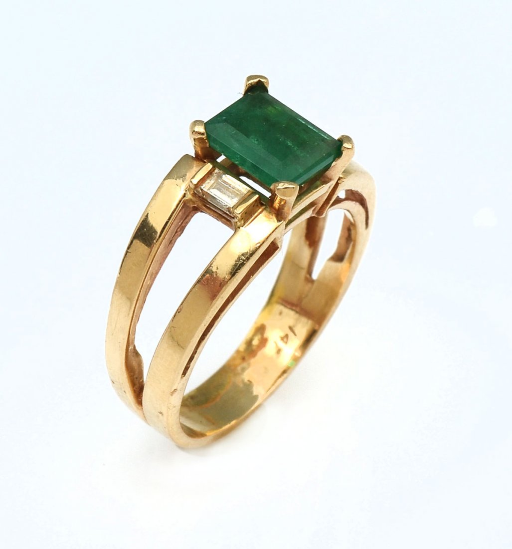 14K EMERALD & DIAMOND RING: 14K EMERALD & DIAMOND RING: 14K yellow gold ring contains one emerald cut emerald. WEIGHT: 1.00 Ct. Approx. Rated VS in clarity (Type III), G in Hue, 5 in Tone and 3 in Saturation. 2 baguette cut diam