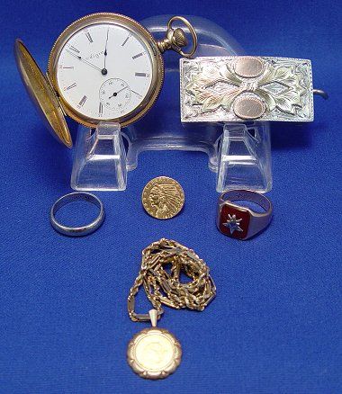 MEN'S GOLD JEWELRY ELGIN MASONIC MEXICAN 1913 $2: LOT OF ESTATE MEN'S GOLD JEWELRY: To include, Elgin pocket watch in a gold filled hunt case by Keystone, serial #6670482, with lovely etched scenes to front and back, 15 jewel works, trying but not cu