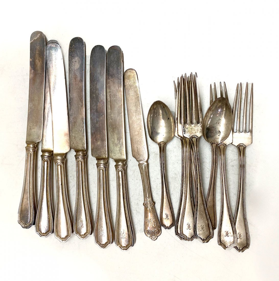 14 PC. REED & BARTON STERLING "HEPPLEWHITE" FLATWARE: 14 PC. REED & BARTON STERLING "HEPPLEWHITE" FLATWARE: Approx. 10.91 Troy ounces. Comprising; 6- Dinner knives, 6- Dinner forks, & 2- Teaspoons. All are of the "Hepplewhite" pattern, by Reed & Barton, 