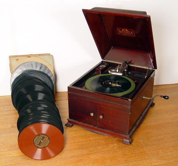 1915 VICTROLA VV IX TABLE TOP WITH RECORDS