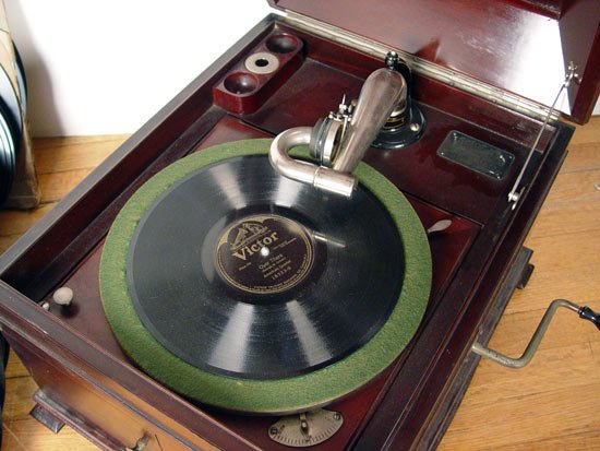 1915 VICTROLA VV IX TABLE TOP WITH RECORDS - 3