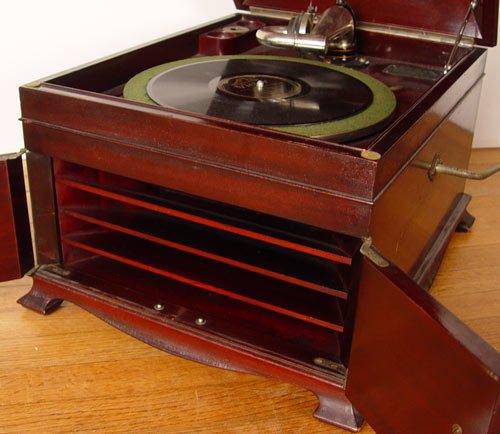 1915 VICTROLA VV IX TABLE TOP WITH RECORDS - 4
