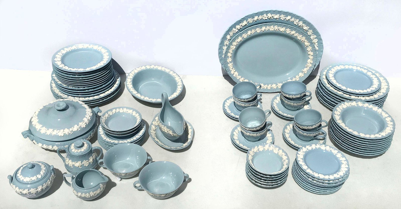 WEDGWOOD QUEENSWARE DINNER SERVICE: WEDGWOOD QUEENSWARE DINNERWARE: Comprising; 12- Dinner plates, 14- Luncheon plates, 15- Bread plates, 9- Dessert bowls, 9- Salad bowls, 8- Cups, 8- Saucers, 2- Platters, 2- Soup bowls, 1- Covered cass