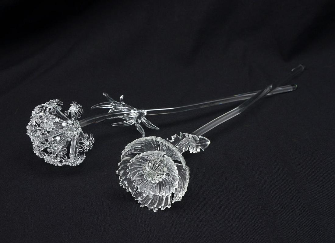 2 MARC JACOBS WATERFORD FLOWERS: 2 MARC JACOBS WATERFORD FLOWERS: 2- Mouth blown flowers by Marc Jacobs, for Waterford. Jacobs serves as the Artistic Director for Louis Vuitton. Both reside in a large Waterford box. Largest Flower Ap