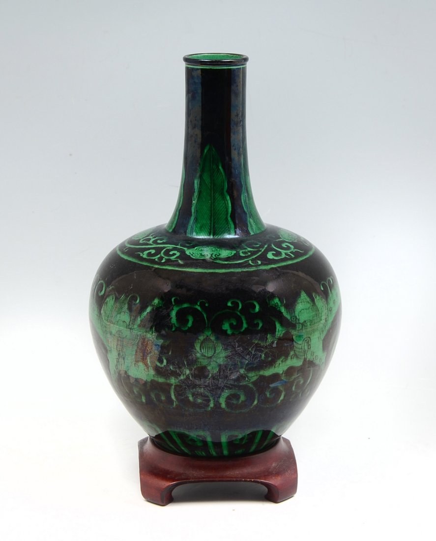 CHINESE PORCELAIN FAMILLE NOIR DRAGON VASE: CHINESE PORCELAIN FAMILLE NOIR DRAGON VASE: Chinese Black ground vase, having opposing 5- Toed Dragons with floral & scrolling designs. Blue 4- character mark in a double circle at underside. Approx. 