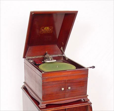 128: 1917 VV-IX VICTOR VICTROLA PLAYER, STAND & RECORDS ...