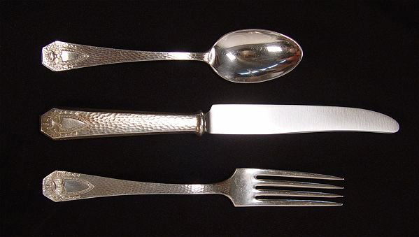 170 pc ROGERS BROTHERS SILVERPLATE FLATWARE SERVIC: 170 PIECE ROGERS BROTHERS SILVERPLATE FLATWARE SERVICE: Approx 170 pieces with hammered handle and crest design to include 6 forks (7 1/2"), 11 forks (7"), 12 salad forks ((6 1/2"), 6 dessert forks (6