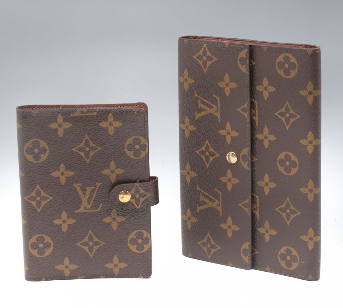 2 PC LOUIS VUITTON - TRI-FOLD WALLET & SMALL AGENDA: 2 PC LOUIS VUITTON - TRI-FOLD WALLET & SMALL AGENDA: 1) Vintage Louis Vuitton Ladies tri-fold wallet that can carry all your information in one area. Zippered compartment for coins, with two large slo