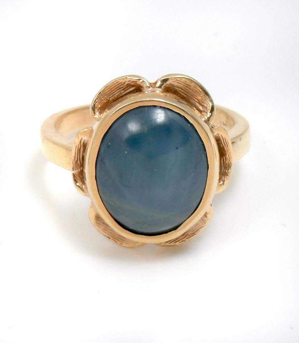 14K SYNTH. STAR SAPPHIRE RING: 14K SYNTH. STAR SAPPHIRE RING: 14K yellow gold ring contains one oval cabochon cut synthetic blue star sapphire. WEIGHT: 5.00 Ct. Approx. The sapphire is bezel set. Weight: 6.5 grams. Size: 7.