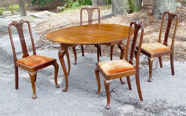 CHERRY QUEEN ANN STYLE GATE LEG TABLE AND 4 CHAIR: SOLID CHERRY QUEEN ANN STYLE GATE LEG TABLE AND 4 CHAIRS: 15" wide drop leaf table expands to a 54" oval table. Graceful Queen Anne legs, 2 swing out to support the leaves. 29 1/2"h. x 48" x 15" when