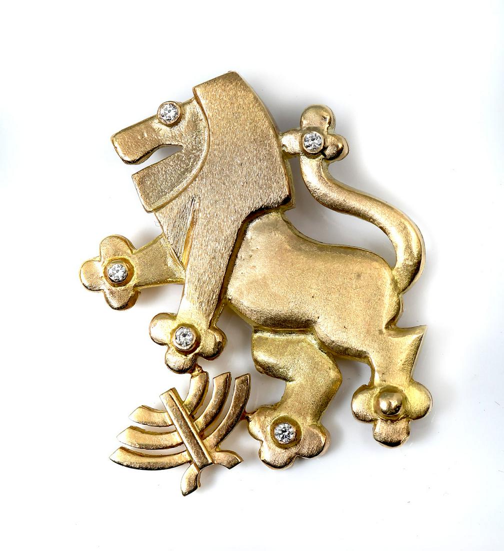 14K & DIAMOND LION OF JUDAH PENDANT/BROOCH: 14K & DIAMOND LION OF JUDAH PENDANT/BROOCH: 14K yellow gold piece is designed with a brushed gold head & mane, holding a menorah set with 5 bezel set round brilliant cut diamonds approx .18 CTW. Has b