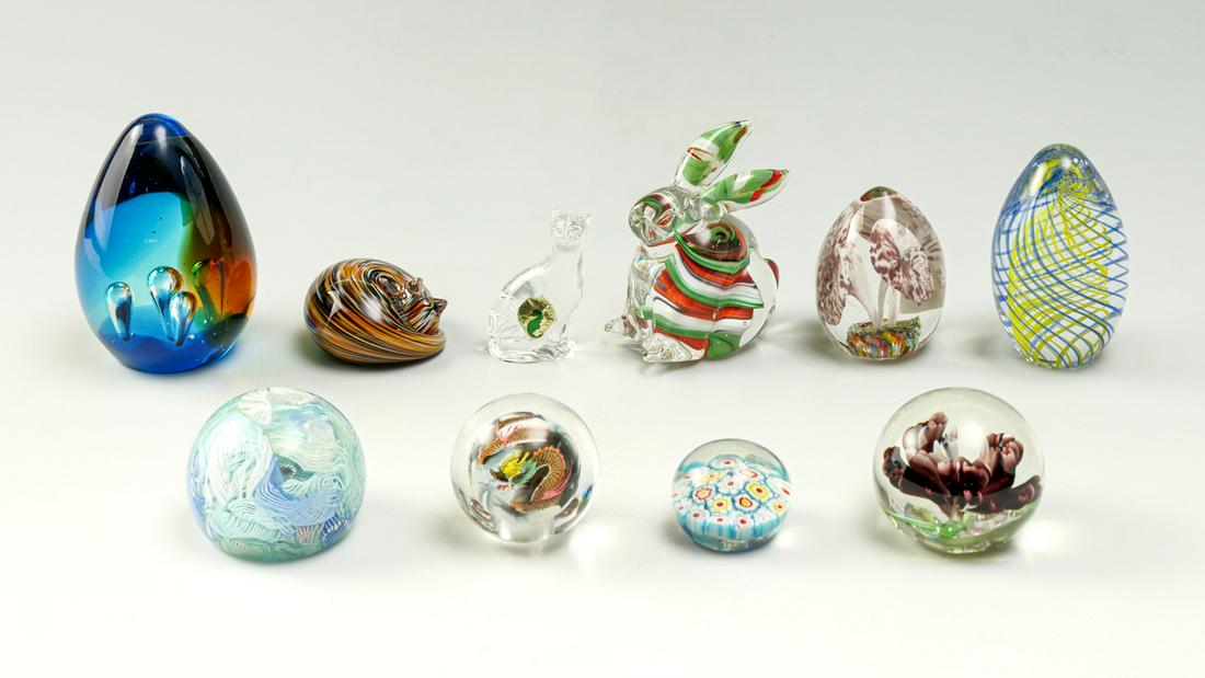 10 PC. ART GLASS PAPERWEIGHT COLLECTION: 10 PC. ART GLASS PAPERWEIGHT COLLECTION: Comprising; 1- Reverse painted Chinese ball, 1- Waterford crystal cat, & 8- Paperweights. Including makers such as; Nunwell & Murano. Largest Approx. 4.25'' h 