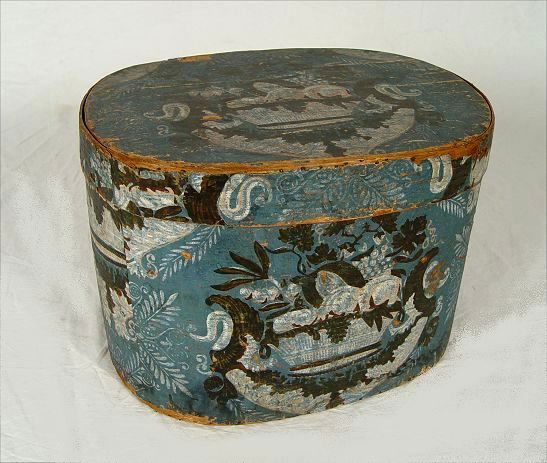 IMPORTANT HANNA DAVIS AMERICAN BAND BOX 1829: IMPORTANT HANNA DAVIS AMERICAN BAND BOX 1829: Covered in Woodbridge or Putnam wall covering. The lining of the lid includes the obituary of First Lady Mrs. Andrew Jackson. Box made by famous band box