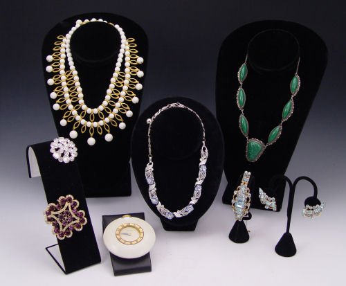 SIGNED COSTUME JEWELRY CARNEGIE, KRAMER, WEISS: COLLECTION OF SIGNED COSTUME JEWELRY: To include Hattie Carnegie, Kramer, Lisner, Weiss, Mexican sterling & Chrysoprase necklace, Westbox deco clock