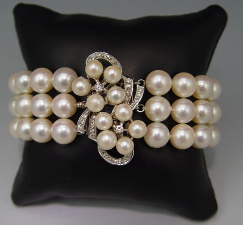14K TRIPLE STRAND CULTURED PEARL BRACELET: 14K TRIPLE STRAND CULTURED PEARL BRACELET: Oh so fine bracelet with three strands of 60 excellently matched peals. The pearls are 8 - 8.5 mm., round in shape, light cream in color with rose" overtones
