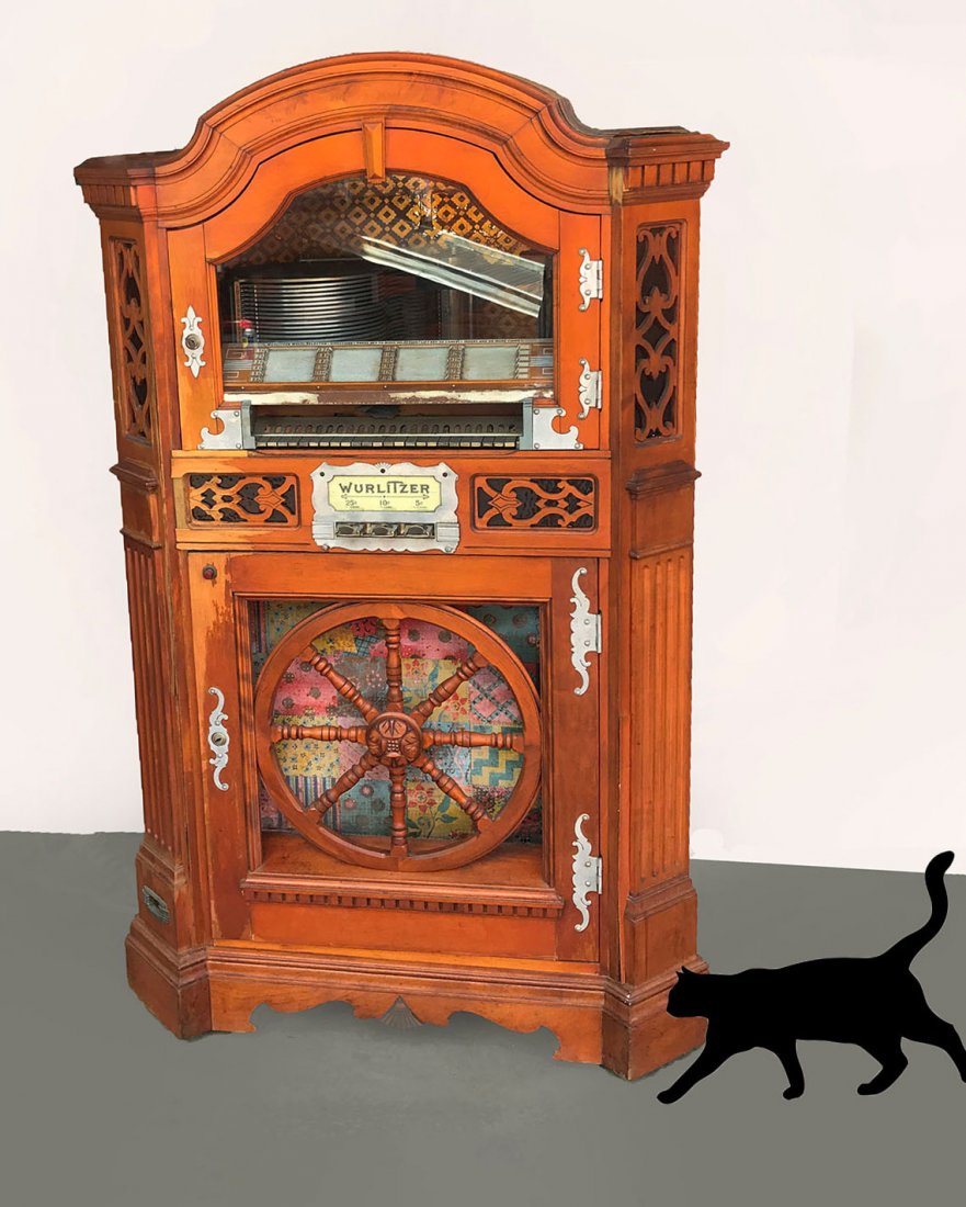 1940 WURLITZER JUKE BOX: 1940 WURLITZER JUKE BOX: 1940's Wurlitzer Colonial model # 780, coin operated juke box. Approx. 60.5" h x 38.5"l x 25.25" w.
