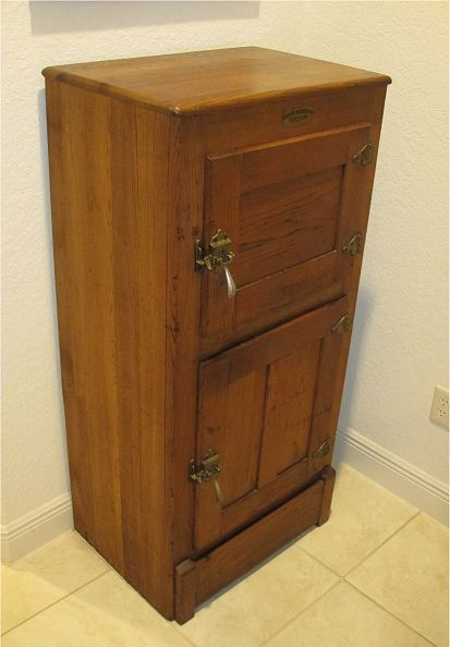 WHITE MOUNTAIN PORCELAIN OAK ICE BOX: WHITE MOUNTAIN PORCELAIN OAK ICE BOX: 2 door, tin lined top, porcelain lined lower section. 52" h. x 25" x 18".