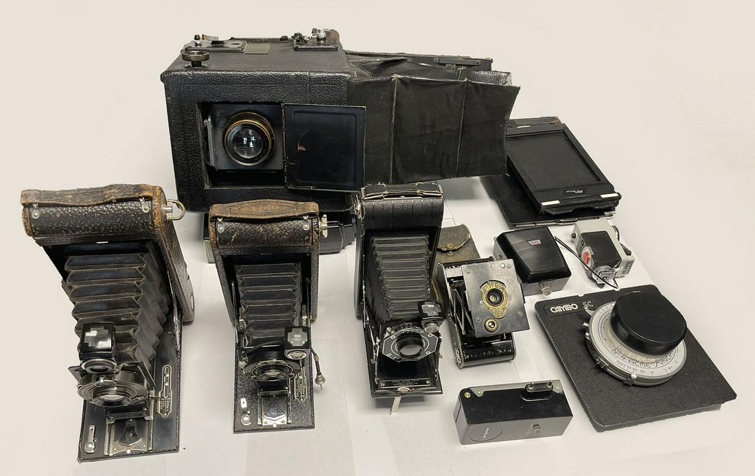 FOLMER GRAFLEX AND KODAK FOLDING CAMERAS: FOLMER GRAFLEX AND KODAK FOLDING CAMERAS: Estate of Jon Silengo, Photographer for the Military, Disney and Instructor at El Camino College CA.
