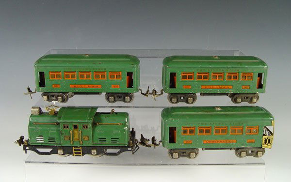 PRE WAR LIONEL 252 ENGINE 607, 608 CARS: PRE WAR LIONEL 252 ENGINE 607, 608 CARS: Lot includes Lionel engine 252, 2 607 Pullman cars with original boxes, 608 observation car. Sold with Lionel train catalog.