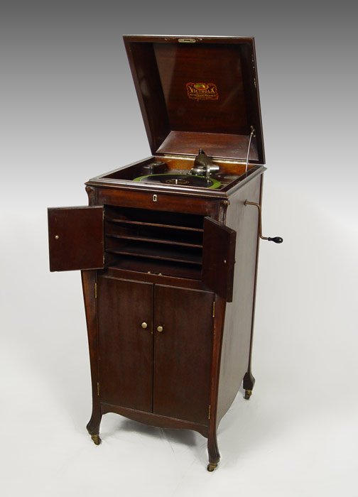 1914 VICTOR VICTROLA VV XI WITH RECORDS: 1914 VICTOR VICTROLA VV XI WITH RECORDS: Floor model mahogany veneer cabinet with lift top. S door sheet music cabinet over 2 door record shelves with records. Complete with extra needles, brush, and 