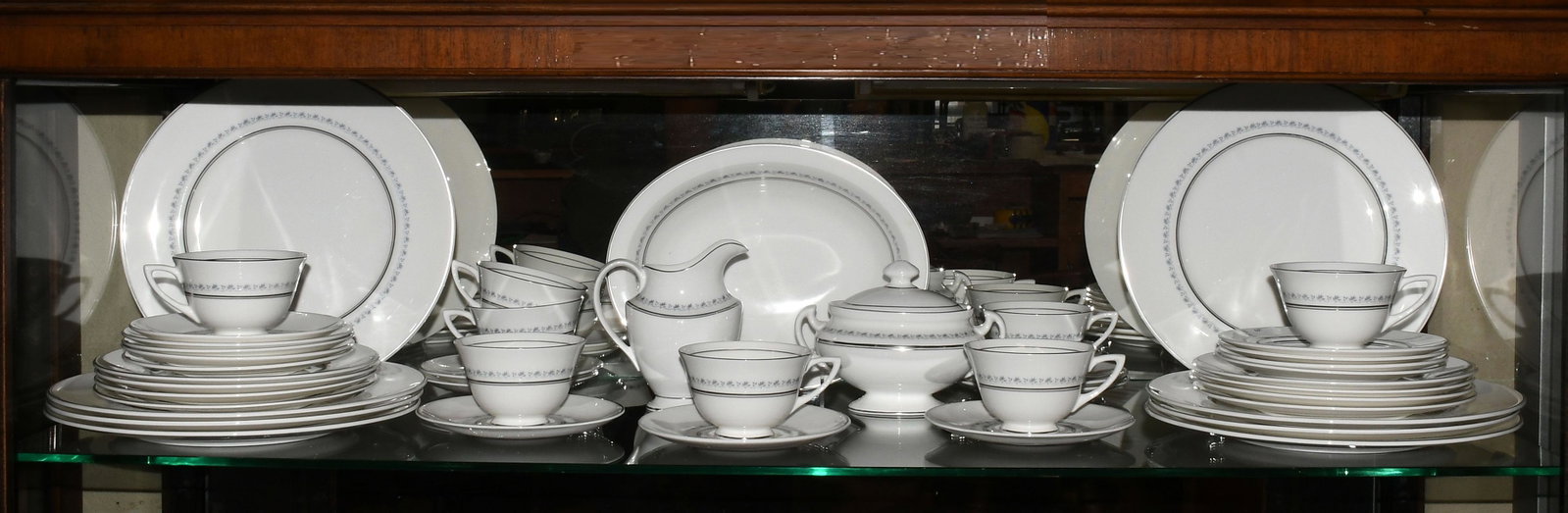 ROYAL DOULTON TIARA SERVICE FOR 8: ROYAL DOULTON TIARA SERVICE FOR 8: Comprising; 8- Dinner plates, 8- Salad plates, 8- Cake plates, 8- Cups, 8- Saucers, 1- Vegetable bowl, 1- Covered sugar & 1- Creamer. Largest Approx. 10.5'' dia.