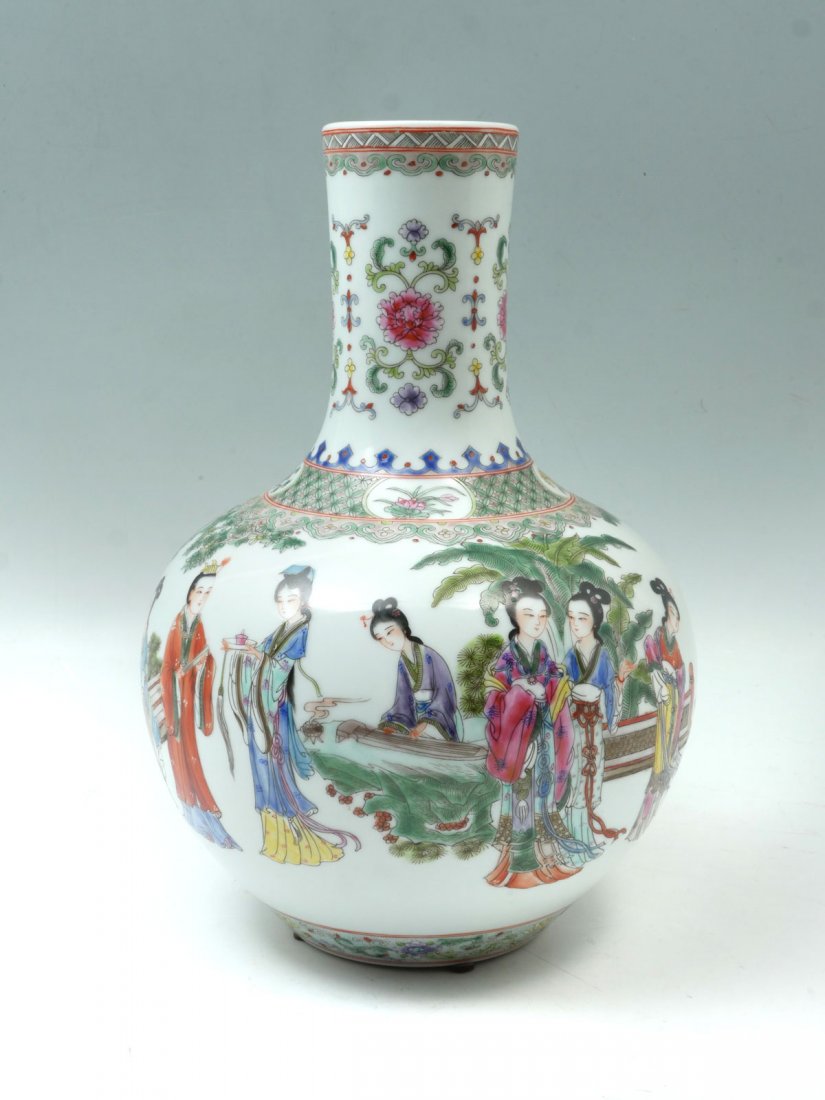 FAMILLE VERTE CHINESE PORCELAIN FIGURAL VASE (1 of 4)