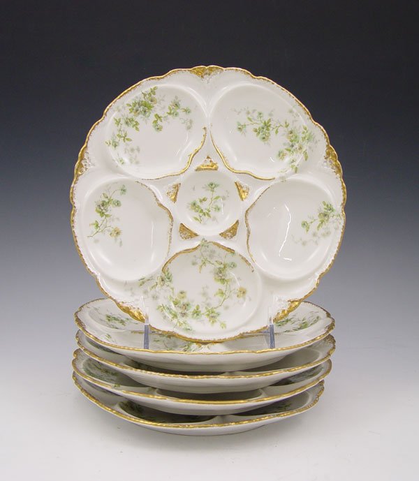 5 THEODORE HAVILAND FRENCH LIMOGES OYSTER PLATES: 5 THEODORE HAVILAND FRENCH LIMOGES OYSTER PLATES: Ca. 1903-1925. Delicate blue flower decoration. 8 1/2'' dia.