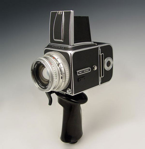 HASSELBLAD 500 C CAMERA WITH SPARE FILM BACK: HASSELBLAD 500 C CAMERA WITH MAGAZINE: Made by Victor Hasselblad, comes with Hasselblad Planar 1:2,8 lens, handle and spare film back.