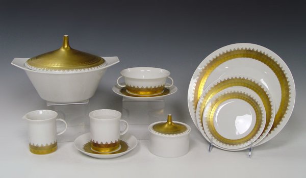 66 PIECE ROSENTHAL STUDIO LINE MAHARANI CHINA SERV: 66 PIECE ROSENTHAL STUDIO LINE GOLD DECORATED CHINA SERVICE: Maharani pattern. Approx. 66 pieces to include 11 dinner plates, 11 salad plates, 10 bread plates, 10 cream soups with 10 underplates, 10 c