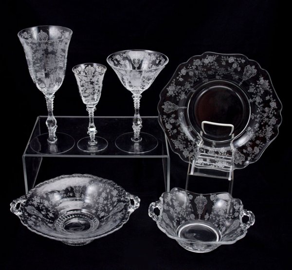 26 PIECE CAMBRIDGE ROSE POINT GLASS SUITE: 26 PIECE CAMBRIDGE ROSE POINT GLASS SUITE: 8 each of water goblets (8 1/4"), Champagne (6 1/2"), wine (5 7/8"), and plates, 8" dia. There are also 2 small serving bowls.
