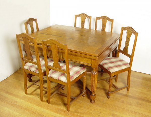 OAK DRAW LEAF DINING TABLE AND 6 CHAIRS: OAK DRAW LEAF DINING TABLE AND 6 CHAIRS: Expandable slide out leaves. String of pearl decorative molding with ribbed and turned legs. Chairs with floral carved crest and back slat. Turned and ribbed l