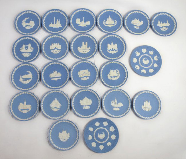 22 WEDGWOOD ANNUAL CHRISTMAS PLATES: 22 WEDGWOOD JASPERWARE ANNUAL CHRISTMAS PLATES: Assorted plates from 1969-1988, plus the tenth anniversary 1978 and second decade 1988 plates, all with original boxes.