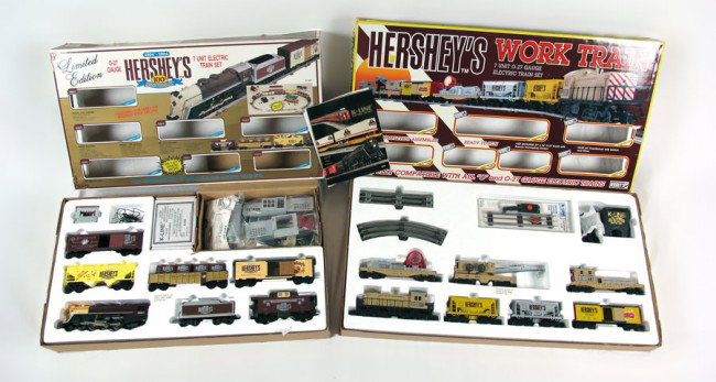 2 PIECE HERSHEY K-LINE O GAUGE TRAIN SETS: 2 PIECE HERSHEY K-LINE O GAUGE TRAIN SETS: To include 1) Hershey ''Work Train'' #1517, 7 piece set, diesel locomotive, crane car, searchlight car, boom car with shed, transformer and 27'' x 54'' oval 
