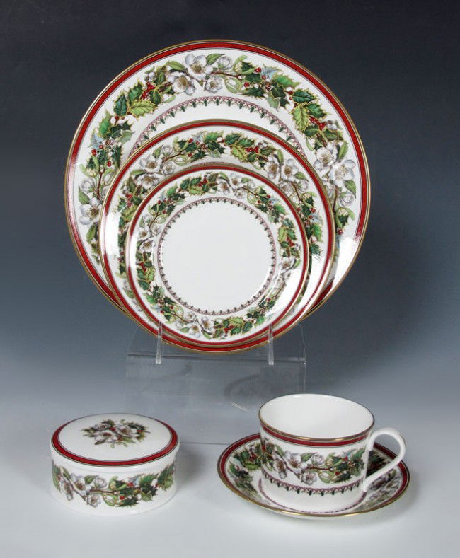 42 pc SPODE CHRISTMAS ROSE CHINA for 8: SPODE "CHRISTMAS ROSE" FINE CHINA: Approx. 42 pieces to include 8 each of dinner plates, salad plates, bread plates, cups and saucers. Also the oval vegetable bowl and round covered box.