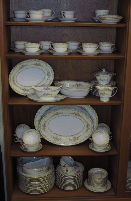 94 pc NORITAKE LOLITA FINE CHINA : NORITAKE "LOLITA" FINE CHINA SERVICE: Approx. 94 pieces to include 3 Platters (largest 16"), divided vegetable bowl, 2 open vegetable bowl, creamer, sugar, gravy, 13 dinner plates, 13 salad plates, 10
