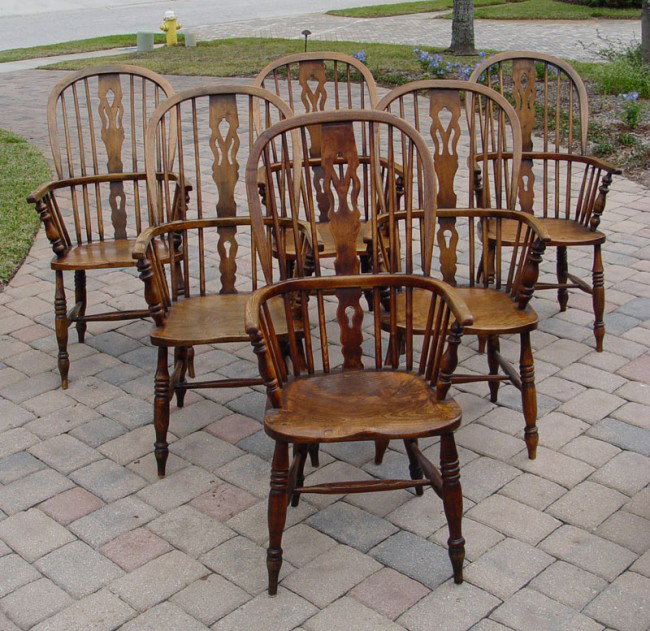 SET OF 6 ENGLISH WINDSOR CHAIRS: Classic English bow back continuous arm chairs with pierce carved central splats, 43 1/4" h. x 21 1/2" x 22 1/2".