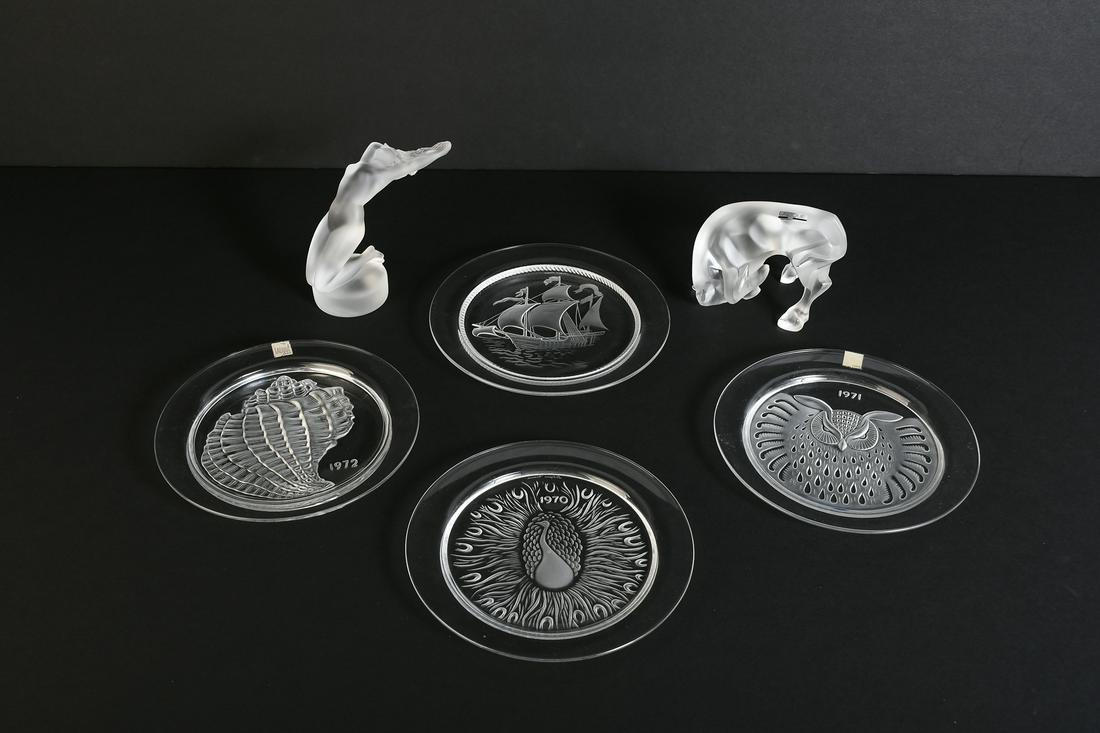 3PC. LALIQUE BULL, NUDE VASE, & PLATES: 6 PC. LALIQUE BULL, NUDE FIGURE, & 4PLATES: Comprising; 1- Recumbent Bull, 1- Reclining Nude Female, 1- 1970 Peacock plate, 1- 1971 Owl plate, 1- 1972 Conch shell plate, 1- Plate with a sailing ship. 