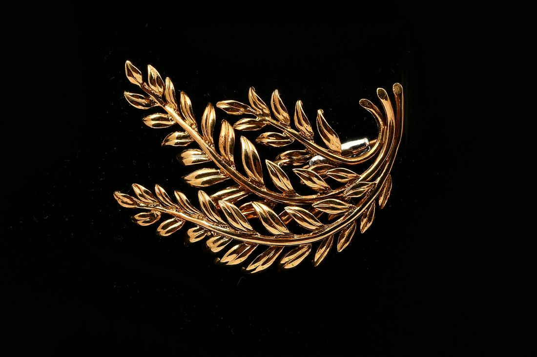 TIFFANY & CO 18K CLASSIC LEAF BROOCH (1 of 5)