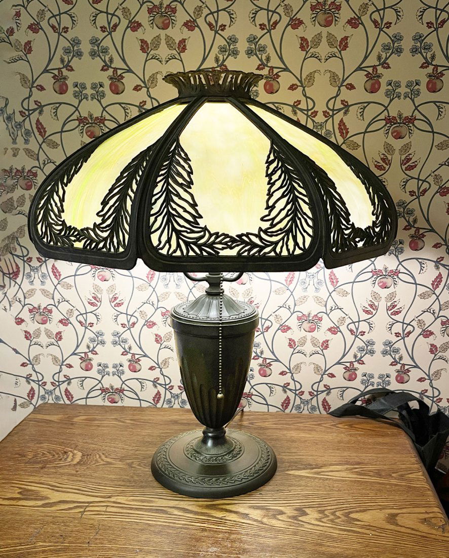 BRADLEY & HUBBARD FILIGREE TABLE LAMP (1 of 1)