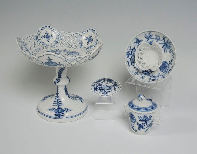 4 pc MEISSEN BLUE ONION COMPOTE PLUS: MEISSEN BLUE ONION RETICULATED COMPOTE PLUS: The compote approx. 8 1/2'' tall, 9'' dia. Sold with an oval salt dish, covered pot de creme, and a knife rest (?.) All with the blue cross sword marks.