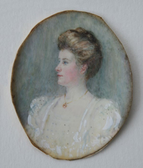 MINIATURE WATERCOLOR ON IVORY PAINTING OF A WOMAN: MINIATURE WATERCOLOR ON IVORY PORTRAIT OF A YOUNG WOMAN: Oval 2 5/8" x 2 1/4", no visible signature, period ogee frame, 4" x 3 1/4".