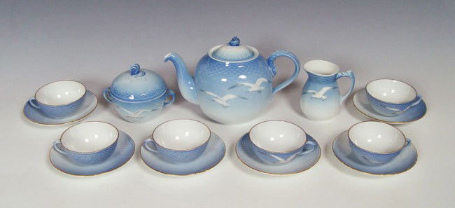 BING & GRONDAHL SEAGULL TEA SERVICE: BING & GRONDAHL SEAGULL TEA SERVICE: The set include teapot with shell finial, creamer, covered sugar with seahorse finial, and 6 cups with saucers. Teapot is 6" tall.