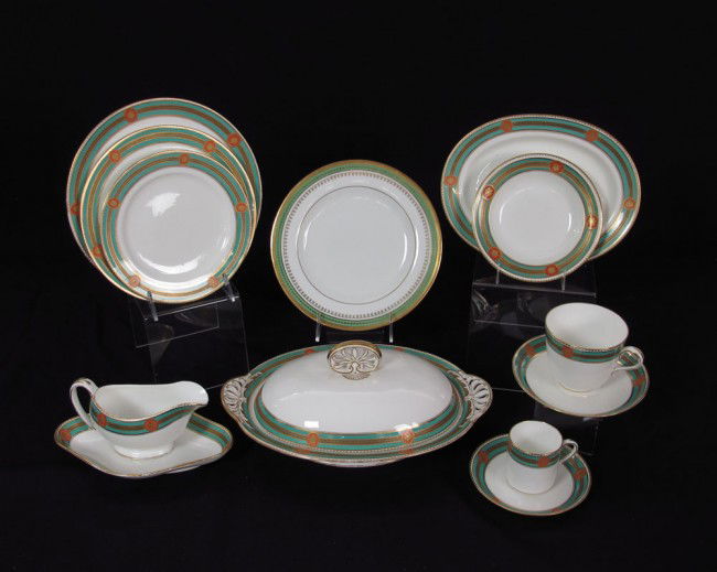 19th C COPELAND SPODE CHINA: 19TH C. COPELAND SPODE CHINA: Approx. 37 pieces to include 3 dinner plates (10"), 4 salad (9"), 4 bread (8"), 6 cup (3 1/8" & saucers (6 1/4"), chocolate cups (2 3/4") & 5 saucers (5 1/2"), bowl (6 1/