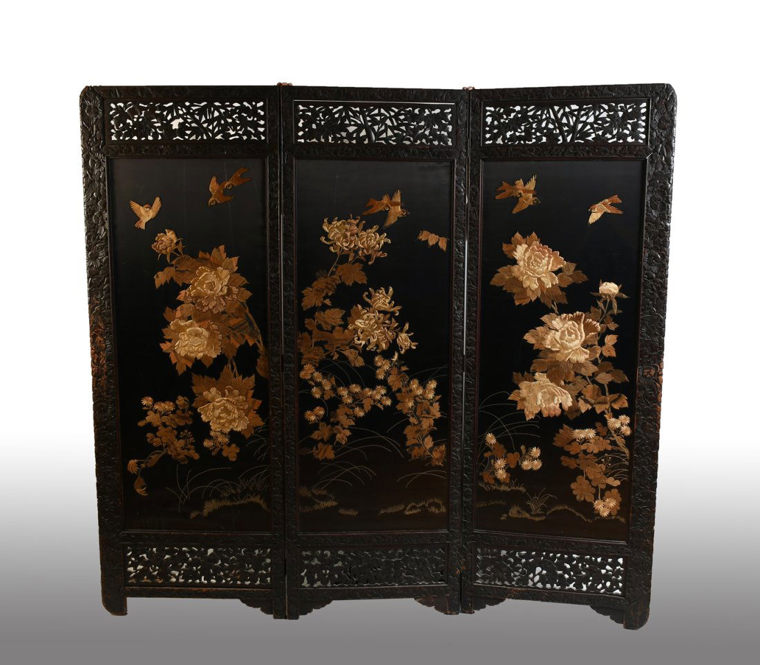 CARVED 3 PANEL ORIENTAL EMBROIDERED SCREEN (1 of 5)