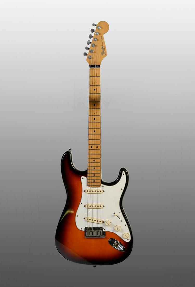 FENDER SUNBURST STRATOCASTER GUITAR N1068397 (1 of 6)