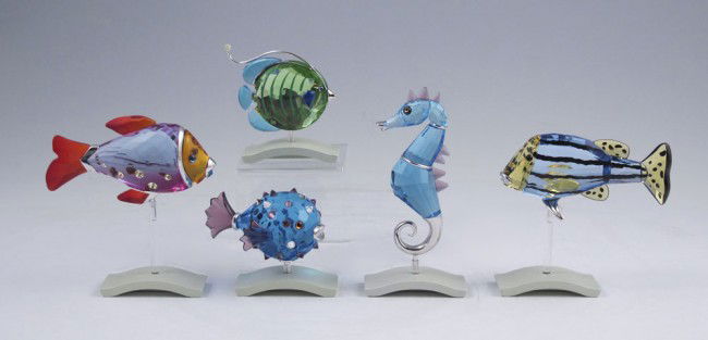 SWAROVSKI CRYSTAL PARADISE EXOTIC FISH: SWAROVSKI CRYSTAL PARADISE EXOTIC FISH: 5 pieces designed by Yasmine Hurel, issued 2004 retired 2007 to include, CHIRA 626 204, with box; CHIPILI Seahorse 656 653; CLEONA blowfish 626 203; CAMARET 626