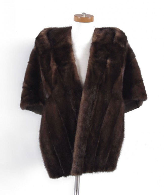 BROWN MINK STOLE: BROWN MINK STOLE: Evans of Chicago. Iridescent blue lining. 26" length in front, 19" back.