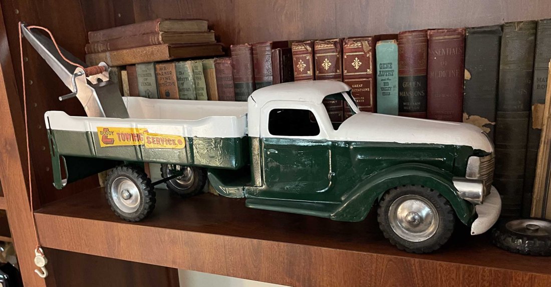 BUDDY L GREEN & WHITE TOW TRUCK: BUDDY L GREEN & WHITE TOW TRUCK: Green and white tow truck is 24" l.