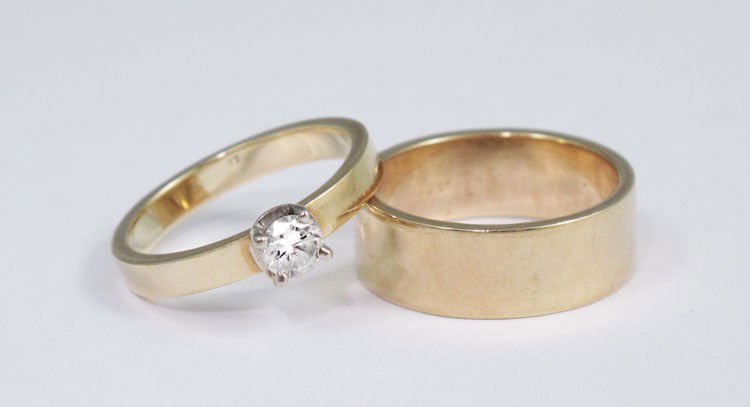 ENGAGEMENT RING WEDDING BAND 14 GOLD & .33 DIAMOND: CLASSIC .33 CT DIAMOND SOLITAIRE & 14K GOLD BRIDAL SET: 14K yellow gold bridal set contains one round brilliant cut diamonds. Weight: .33 Ct. Approx. Rated VS in clarity and M in color. The diamond is