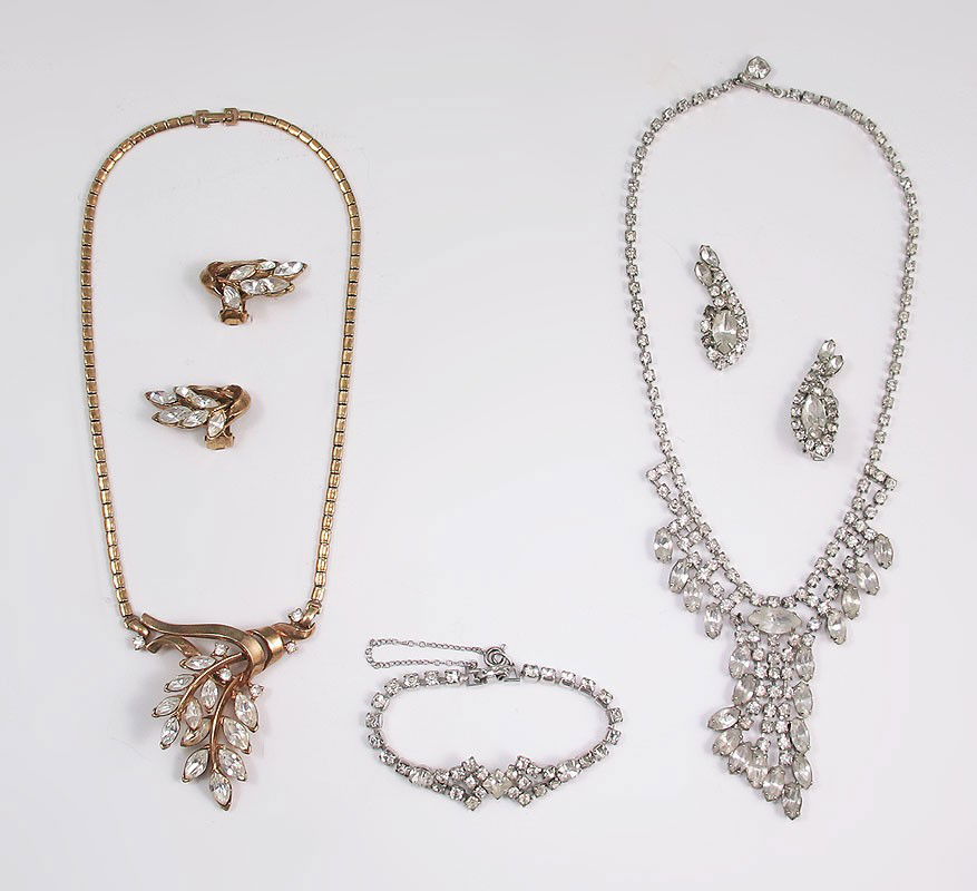 2 PC ELIZABETH TAYLOR GIFTED COSTUME JEWELRY: 2 PIECE ELIZABETH TAYLOR GIFTED COSTUME JEWELRY: Reputedly given to a crew member of 2 of Miss Taylor's movies, to include 1) Gold toned Trifari necklace and clip earrings with hand written note ''Giv